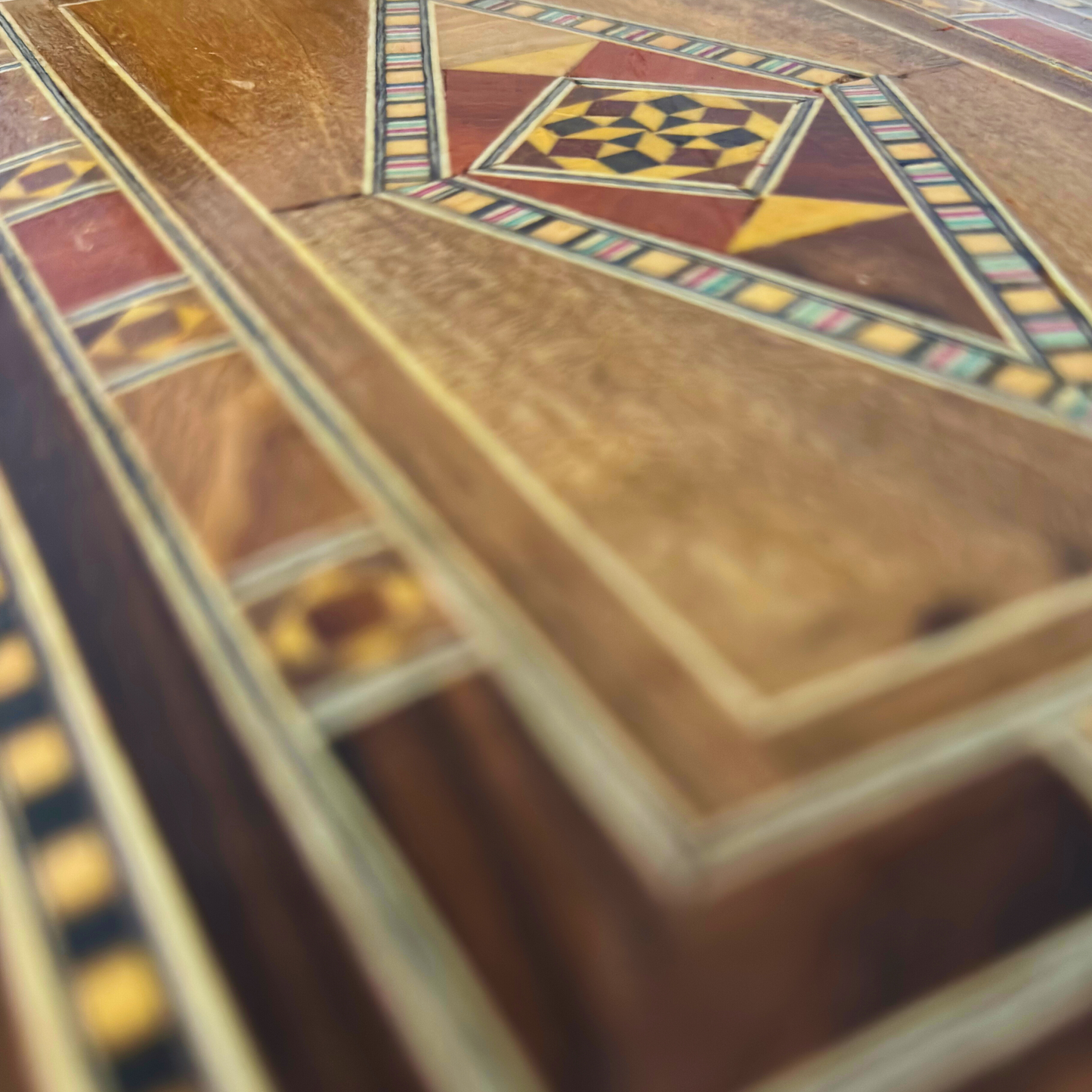 Elegante portagioie damasceno rettangolare – Realizzato a mano in legno di faggio, eucalipto e limone