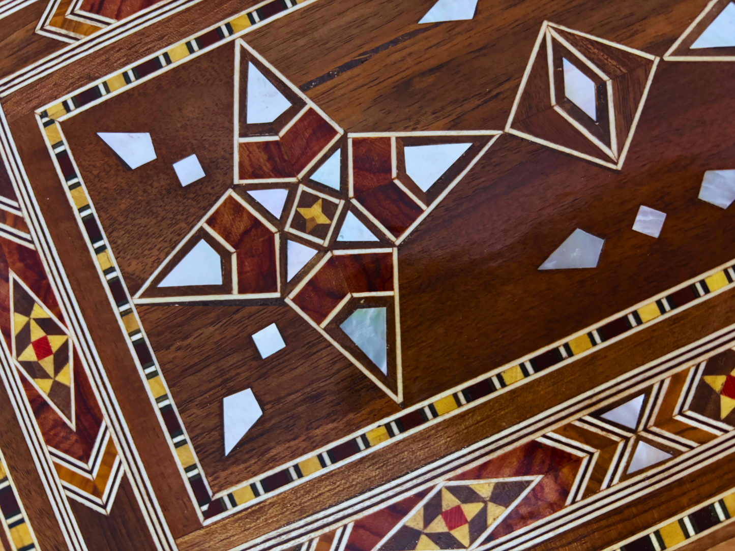 Grote Handgemaakte Damascene Mozaïekdoos met Slot – Houten Sieradendoos met Meerdere Niveaus en Parelmoeren Inleg