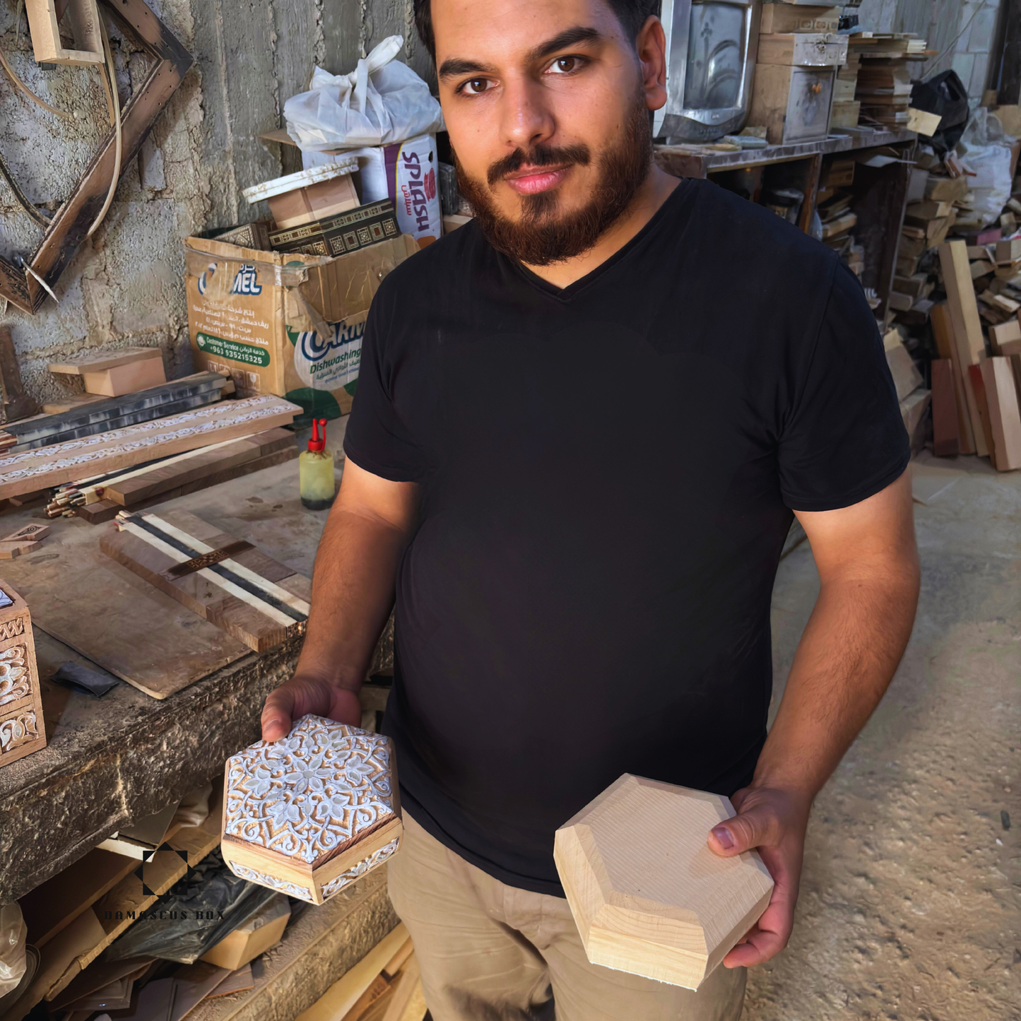 Scatola in Faggio Intagliata a Mano con Madreperla e Interno in Velluto – Design Orientale Senza Tempo