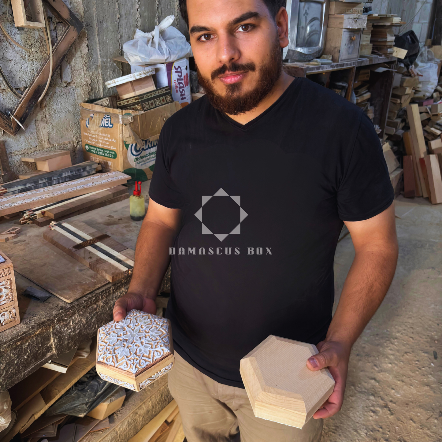 Boîte en Hêtre Sculptée à la Main – Nacre & Velours, Design Oriental Intemporel