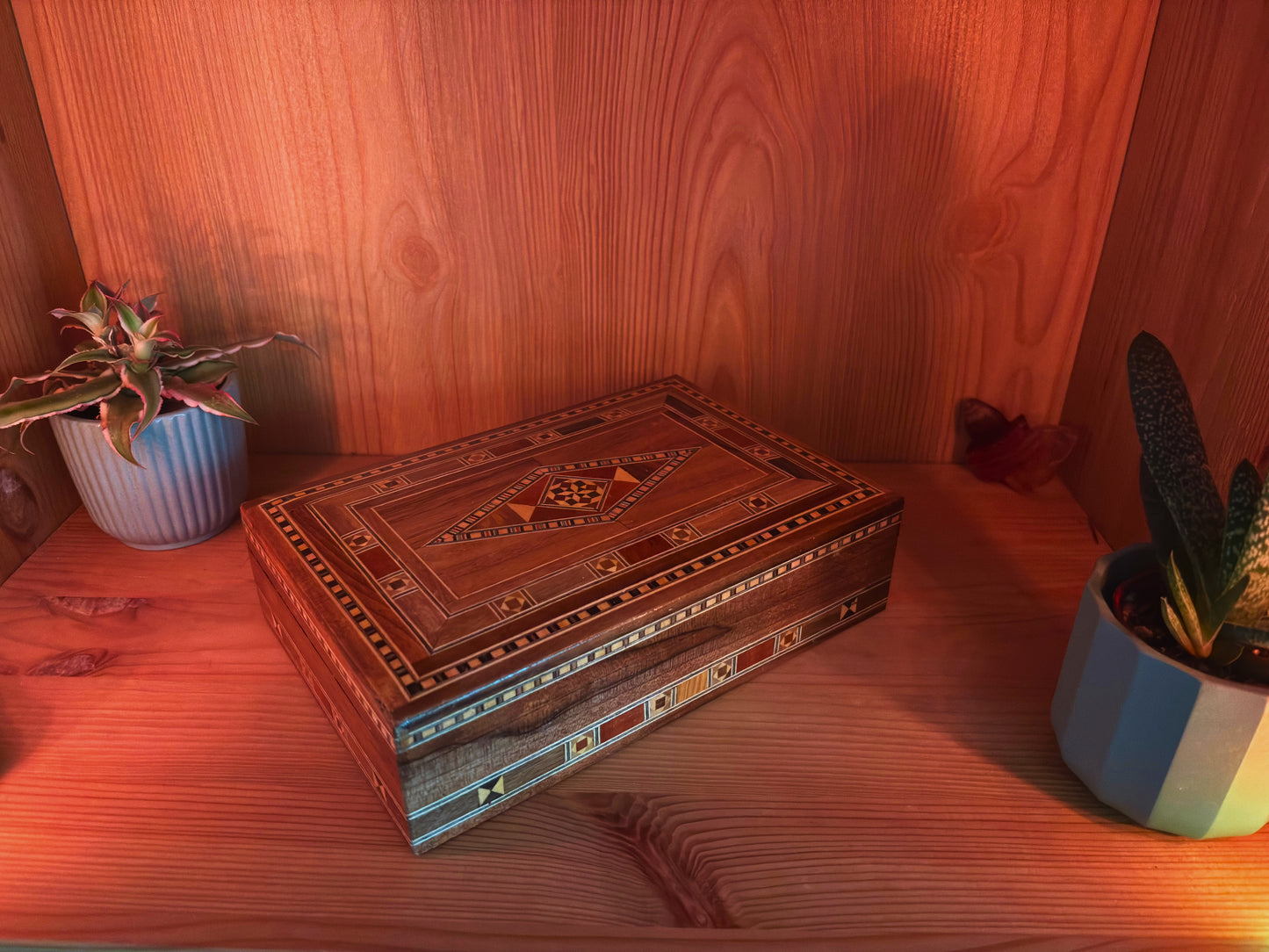 Elegante portagioie damasceno rettangolare – Realizzato a mano in legno di faggio, eucalipto e limone