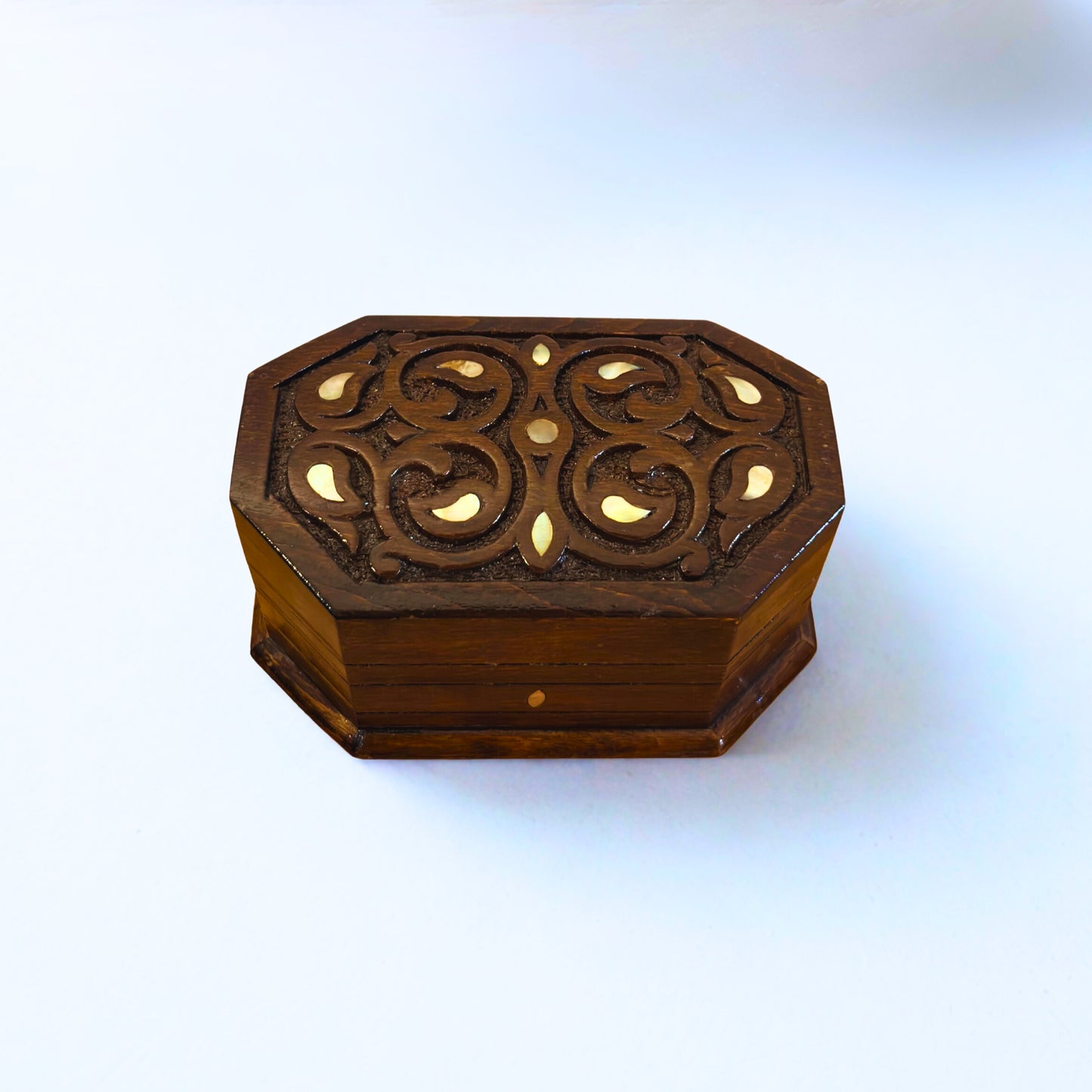 El Oyması Kayın Ahşap Kutu – Ceviz Rengi ve Sedef İşlemeli