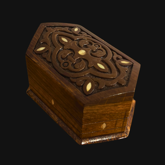 El Oyması Kayın Ahşap Kutu – Sedef ve Kadife Astar, Zamansız Doğu Tasarımı