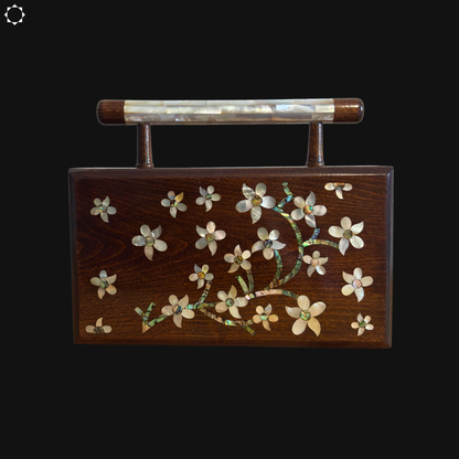 De Jasmijn van Damascus – Handgemaakte Clutch van Notenhout met Parelmoer en Brokaatvoering