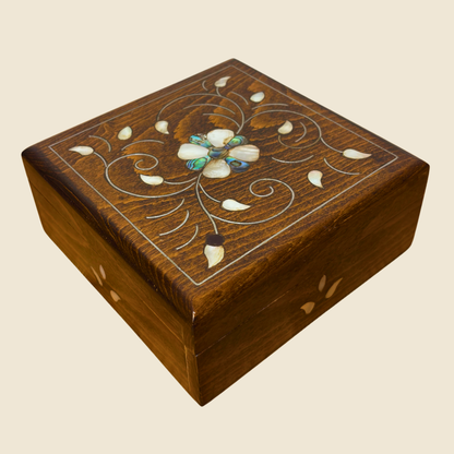 Handgefertigte Luxusbox aus Damaskus – Perlmutt & Samteleganz