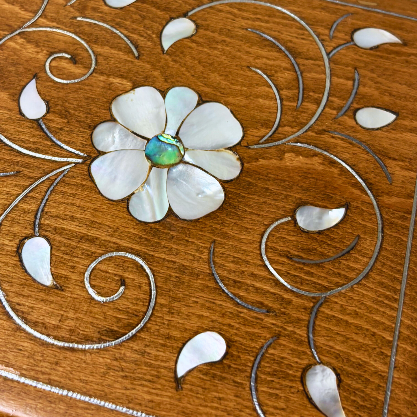 Damasceńska Szkatułka Luksusowa – Masa Perłowa & Aksamit