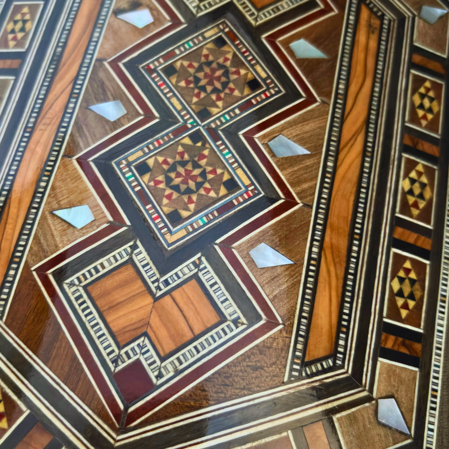 Scatola Artigianale in Mosaico Damasceno – Madreperla e Velluto