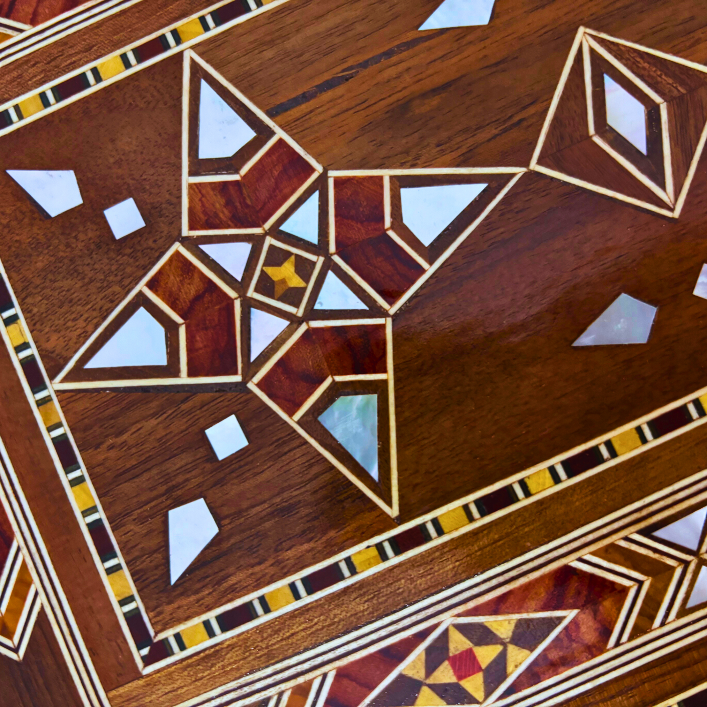 صندوق مجوهرات موزاييك دمشقي مع قفل – تحفة فنية يدوية فاخرة