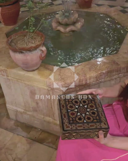 Caixa Damasquina de Gaby Al Dayeh – Madrepérola e Veludo